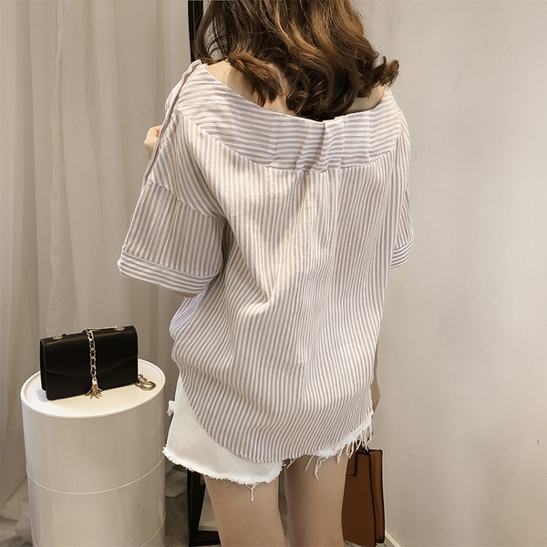 Дамска раирана риза със странични копчета в бял и син цвят широк модел