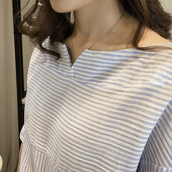 Дамска раирана риза със странични копчета в бял и син цвят широк модел