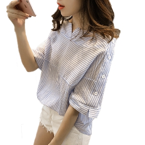 Дамска раирана риза със странични копчета в бял и син цвят широк модел