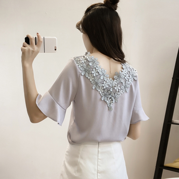 Дамска пролетно- есенна риза с широко V-образно деколте, с цветя , подходяща за всеки повод 