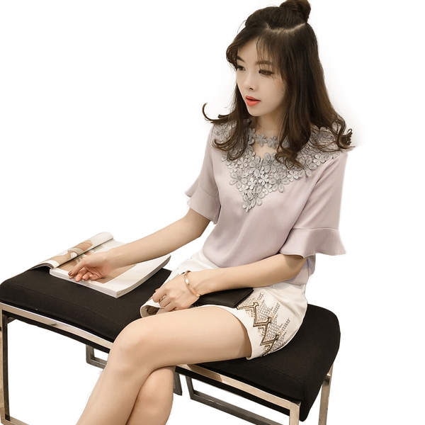 Дамска пролетно- есенна риза с широко V-образно деколте, с цветя , подходяща за всеки повод 