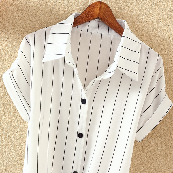 Οι γυναίκες το καλοκαίρι πουκάμισα σιφόν δύο μοντέλα με ρίγες και χωρίς ρίγες.