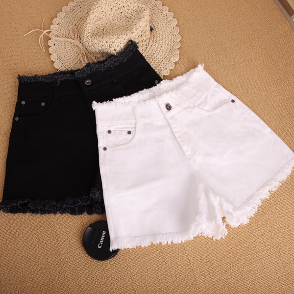 Κυρίες σύντομο παντελόνι τζιν σε μαύρο και άσπρο κατάλληλο για το καλοκαίρι
