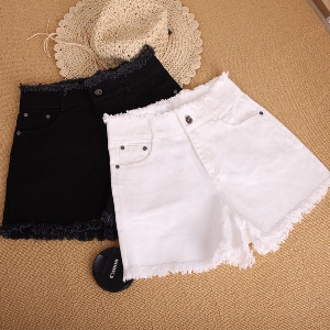 Κυρίες σύντομο παντελόνι τζιν σε μαύρο και άσπρο κατάλληλο για το καλοκαίρι