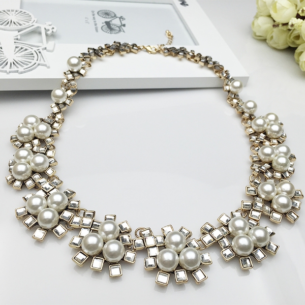 Дамски колиета с изкуствени скъпоценни камъни в 16 модела