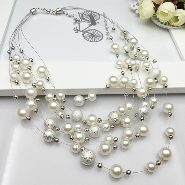 Дамско перлено колие в златист цвят - един модел