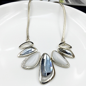 Дамска огърлица с кристали в син и сребрист цвят - един модел