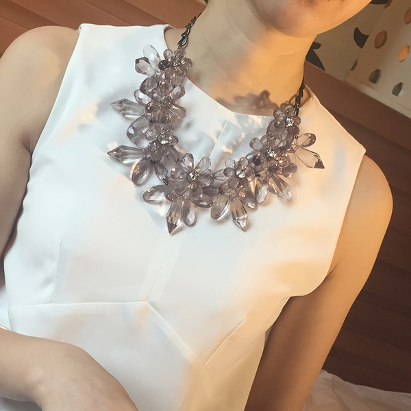 Дамско колие с цветя от изкуствен кристал в бял цвят - 1 модел