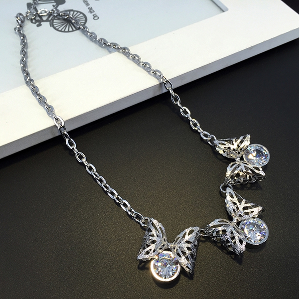 Дамско колие с пеперуди в сребрист цвят и кристали - 1 модел