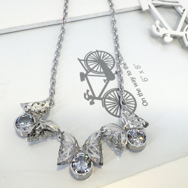 Дамско колие с пеперуди в сребрист цвят и кристали - 1 модел