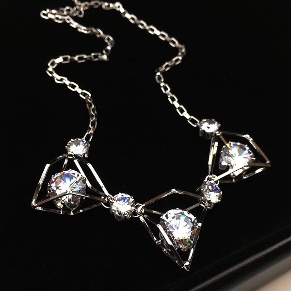 Интересно дамско колие в сребрист цвят с изкуствени кристали