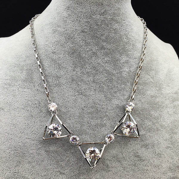 Интересно дамско колие в сребрист цвят с изкуствени кристали