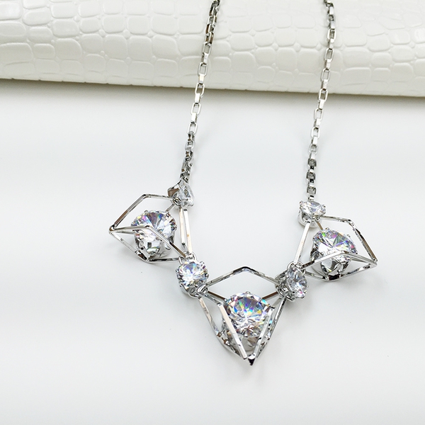 Интересно дамско колие в сребрист цвят с изкуствени кристали