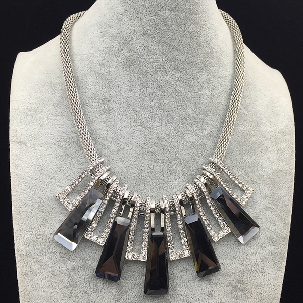 Αποτελεσματικό γυναικείο κολιέ με κρυστάλλους ασημί χρώματος