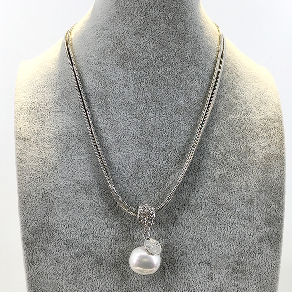 Дамско колие в сребрист цвят - 1 модел тип висулка