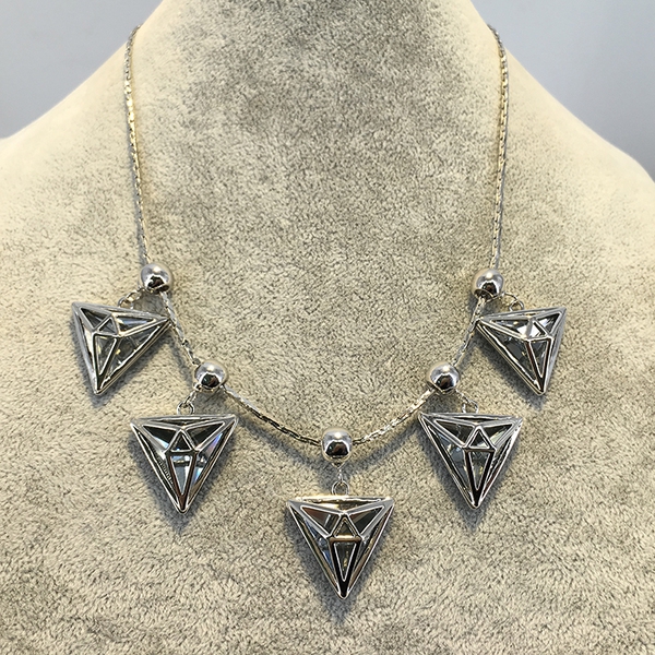 Дамско колие в черен цвят с висулки в триъгълна форма 