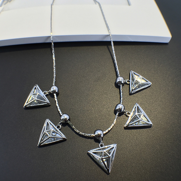 Дамско колие в черен цвят с висулки в триъгълна форма 