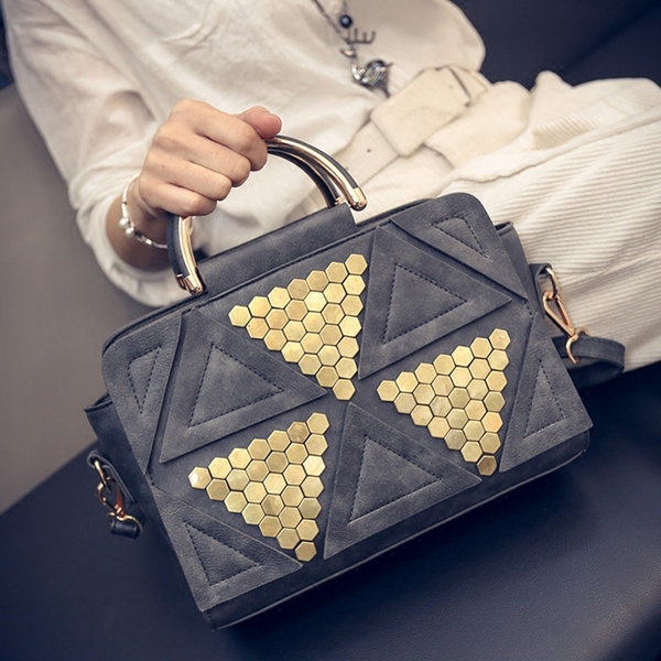 Дамска чанта от еко кожа един модел в различни цветове подходяща за стилни жени с добър вкус