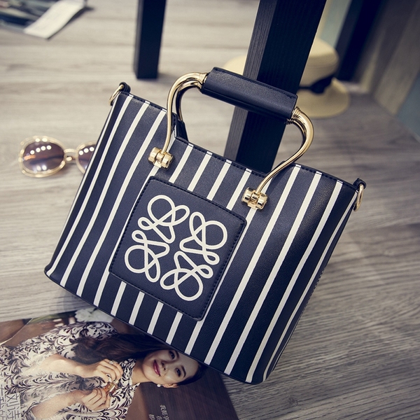 Дамска голяма раирана чанта с метални дръжки в три различни цвята: черна, червена и бяла с черно райе