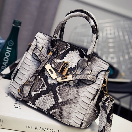 ЛУКСОЗНА чанта с животински принтове с основни цветове сиво и кафяво, с къса дръжка и катинарно закопчаване