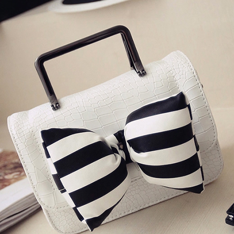 Дамска чанта с голяма раирана панделка тип мини куфарче, в черно, сиво, зелено и розово