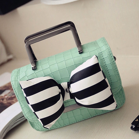 Дамска чанта с голяма раирана панделка тип мини куфарче, в черно, сиво, зелено и розово