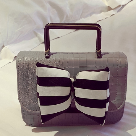 Дамска чанта с голяма раирана панделка тип мини куфарче, в черно, сиво, зелено и розово