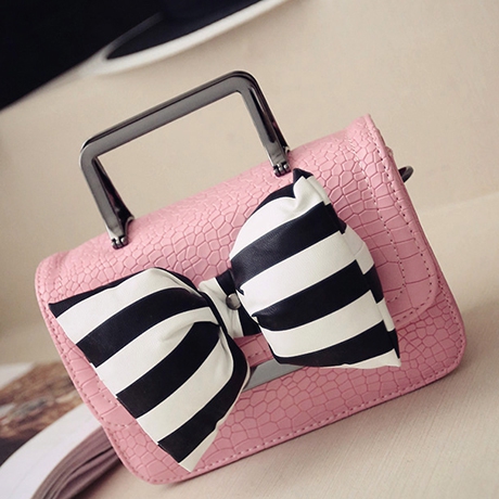 Дамска чанта с голяма раирана панделка тип мини куфарче, в черно, сиво, зелено и розово