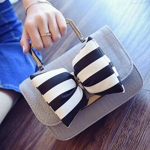 Дамска чанта с голяма раирана панделка тип мини куфарче, в черно, сиво, зелено и розово