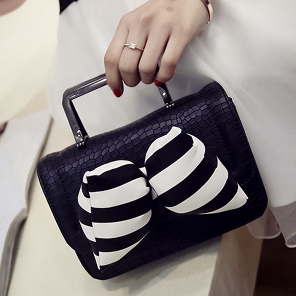 Дамска чанта с голяма раирана панделка тип мини куфарче, в черно, сиво, зелено и розово