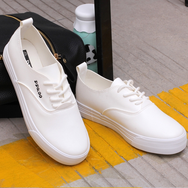 Дамски кожени кецове в бял и черен цвят.