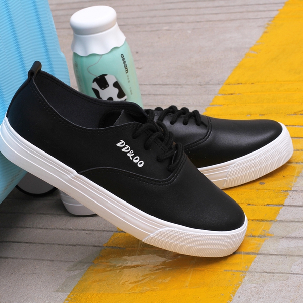 Дамски кожени кецове в бял и черен цвят.