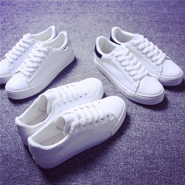 Γυναικεία  αθλητικά παπούτσια  λευκά από αφύσικη δέρμα τρία μοντέλα.