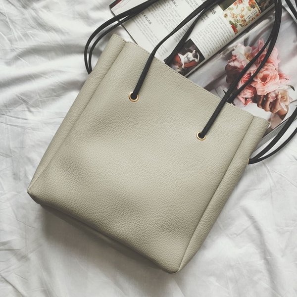 Τσάντα 2 σε 1 μεγαλύτερο μοντέλο με ένα μικρό πορτοφόλι μέσα της σε τρία διαφορετικά χρώματα: μαύρο, κόκκινο και γκρι