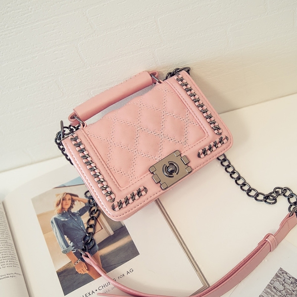 Дамска актуална чанта с дълга дръжка тип верига и кожа в черен, червен и розов цвят, с интересно метално закопчаване