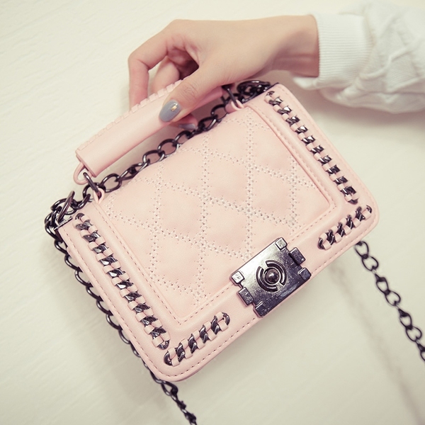 Дамска актуална чанта с дълга дръжка тип верига и кожа в черен, червен и розов цвят, с интересно метално закопчаване