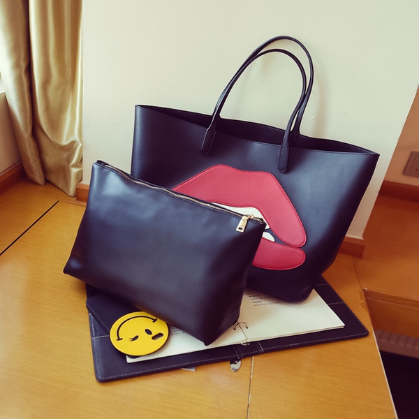 Голяма черна чанта с целувка и малко портмоне тип несесер вътре в нея, удобна за ежедневие или пътуване