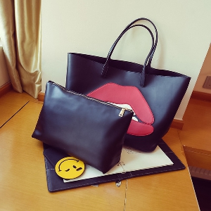 Голяма черна чанта с целувка и малко портмоне тип несесер вътре в нея, удобна за ежедневие или пътуване