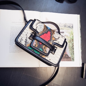 Γυναικεία μικρή τσάντα με μακρύ χερούλι βασικά χρώματα μαύρο και γκρι, με animal prints 