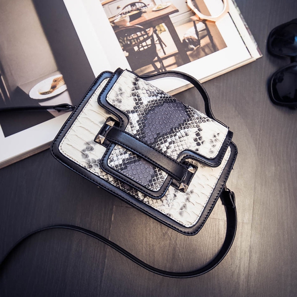 Дамска малка чанта с дълга дръжка основни цветове черно и сиво, с животински принтове