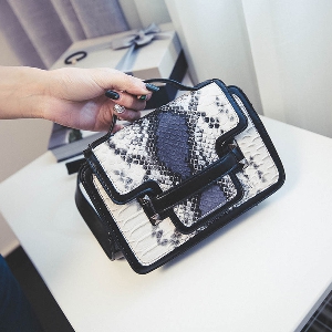 Γυναικεία μικρή τσάντα με μακρύ χερούλι βασικά χρώματα μαύρο και γκρι, με animal prints 