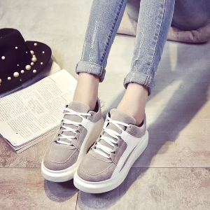 Γυναικεία  αθλητικά παπούτσια σε γκρι και λευκό χρώμα κατάλληλά για τη καθημερινή ζωή - 2 μοντέλα