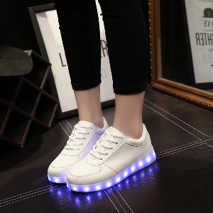 Αθλητικά λευκά παπούτσια LED για τους άνδρες και τις γυναίκες σε 5 χρώματα