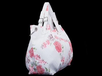 Дамска чанта с цветни мотиви от еко кожа и цвят на обковата сребрист, удължена дръжка, българско производство