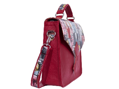 Дамска виненочервена чанта със цветни мотиви от еко кожа, цвят на обковата златист БГ марка