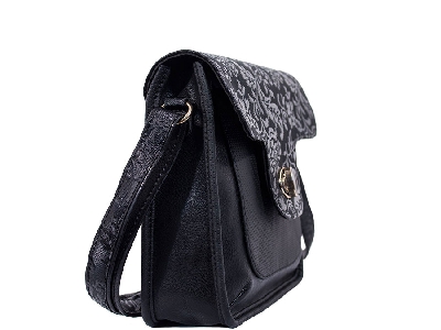 Дамска черна чанта от еко кожа цвят на обкова: сребрист, Български производител