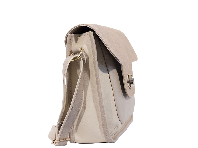 Дамска бежова чанта от еко кожа с подкова със златист цвят и удължена дръжка, български произход