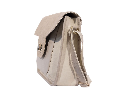 Дамска бежова чанта от еко кожа с подкова със златист цвят и удължена дръжка, български произход