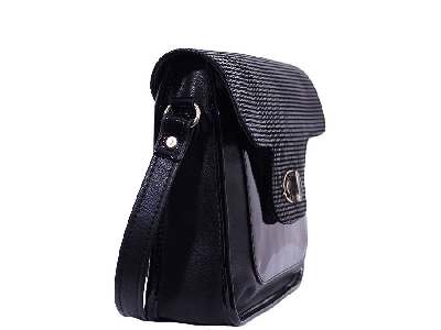 Дамска черна лачена и велурена чанта от еко кожа: Българско производство