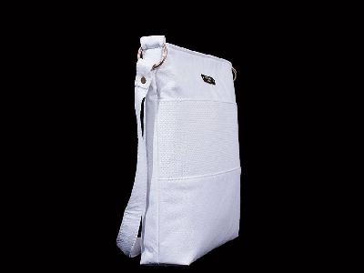 Дамска бяла чанта от еко кожа произведена в България 